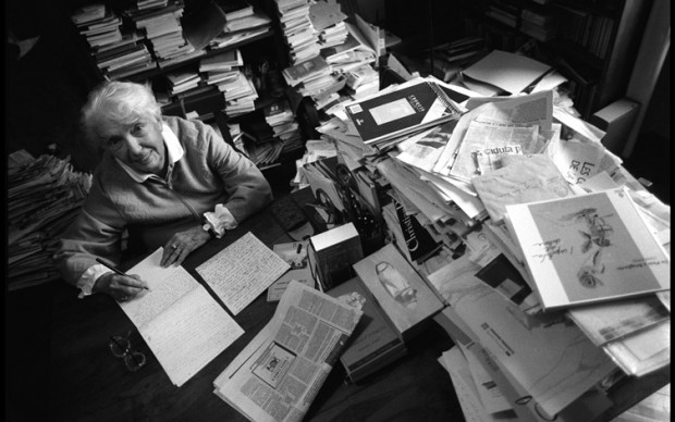 0.29-Lalla-Romano-nella-sua-casa-a-Milano-1996-fotografia-di-Vincenzo-Cottinelli-620x388